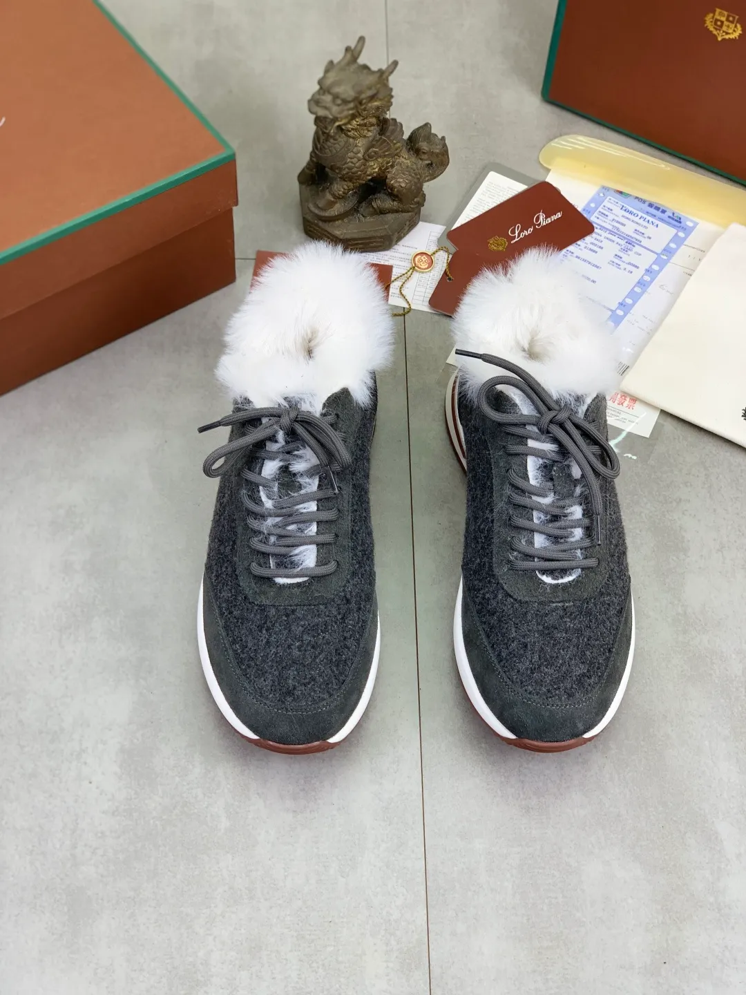 Men's Men's Shoes 💰P460 New Style 💰Mauri The latest casual shoes Loro Piana 💯Top grade💯Buy the original copy💯 Founded the existing Loro Piana company on April 24, 1924. It is now the sixth generation of family business, providing top quality products to customers who are discerning about taste and quality. Imported original fly woven fabric with cowhide fabric, plain calfskin lining. Hand-sewn thread with cowhide feet. Original packaging. High-end outsole. Size: 38-44 (customized for 45 and 46). 5️⃣ colors available.